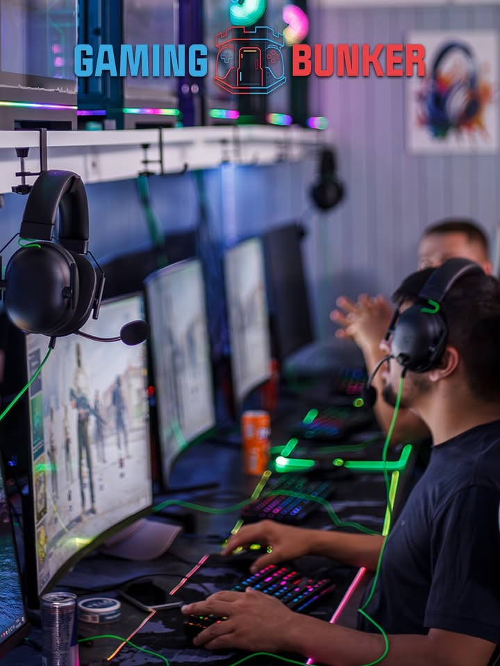 Spieler mit Razer Headset am Gaming-PC
