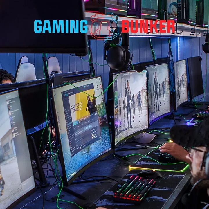 Curved Monitore mit Counter-Strike auf dem Bildschirm
