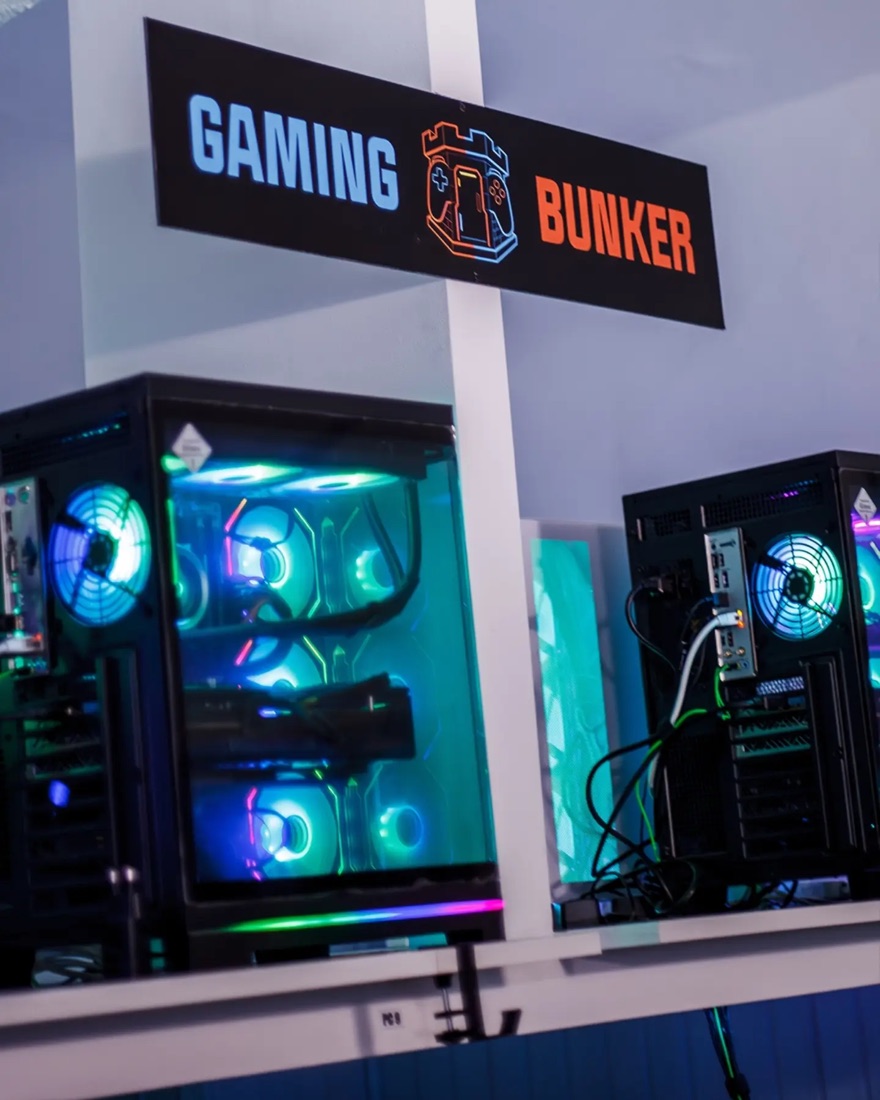 RGB-beleuchtete Gaming-PCs unter dem Gaming Bunker Schild