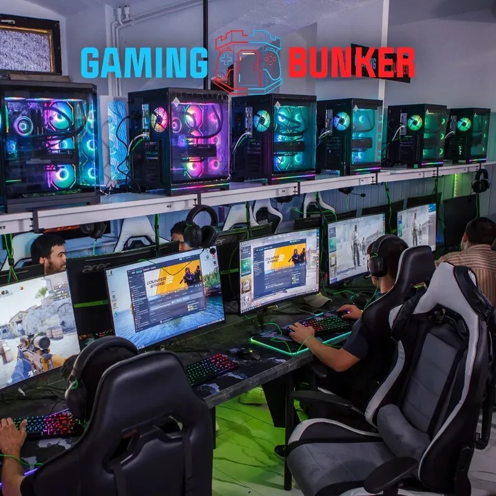 Der Gaming Bunker von innen: Reihe von RGB-Gaming-PCs und Monitoren