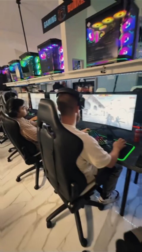 Gamer beim Spielen im Gaming Bunker